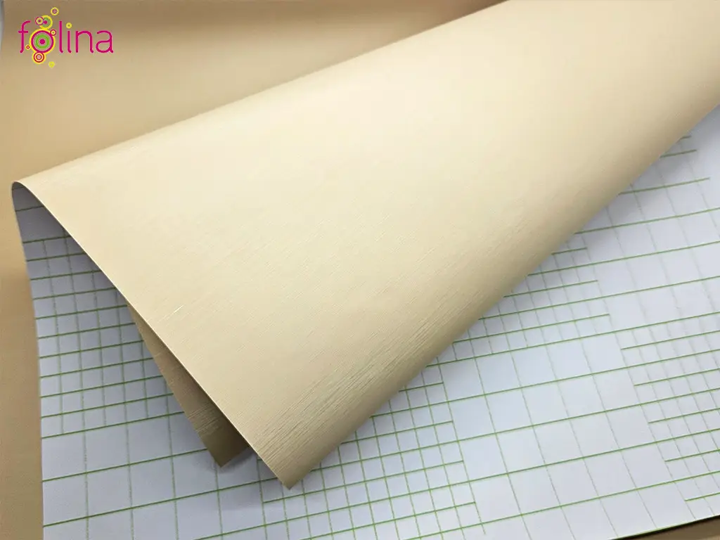 Autocolant crem cu efect metalic brushed, aspect mat, rolă de 50x150 cm