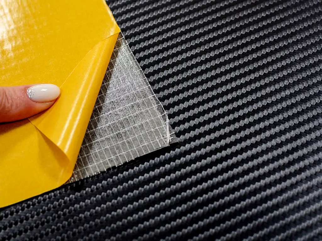 Piele artificială neagră embosată tip carbon 3D pe suport textil din microfibră, autoadezivă, 138 cm lațime